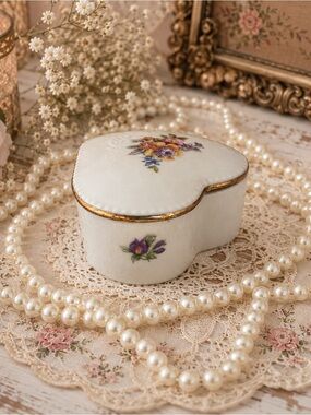 🫖🌸 Small Heart Trinket Box with Gold Trim and Floral Decals